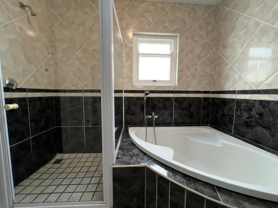 To Let 5 Bedroom Property for Rent in Mykonos Western Cape